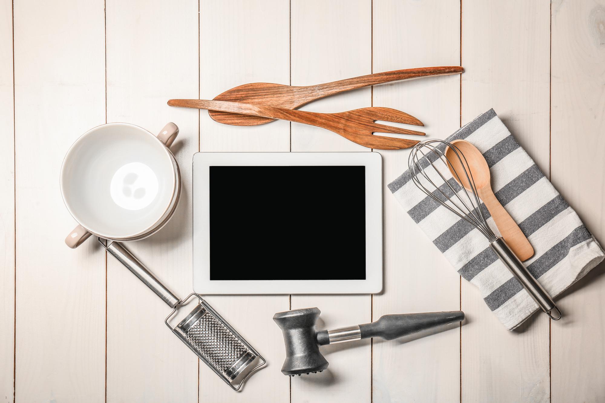 Cucina minimalista con attrezzi da chef disposti su piano